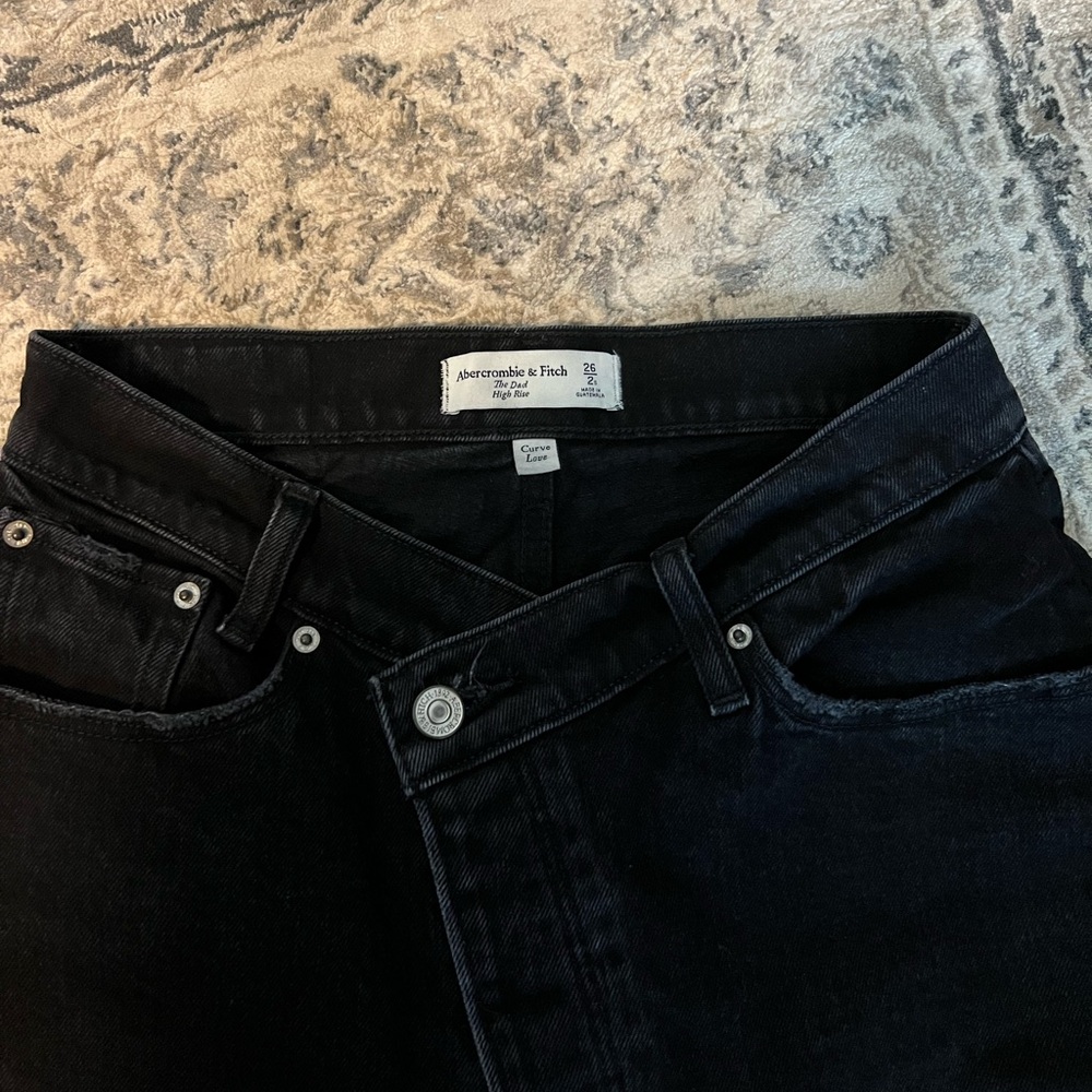 Abercrombie the Dad high-rise curve love crisscross waist. In black.
